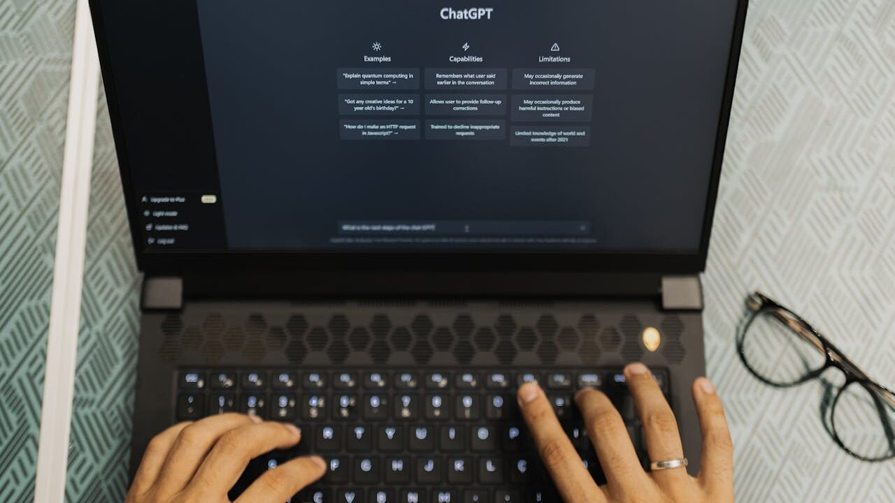 Osoba pisząca coś do ChataGPT