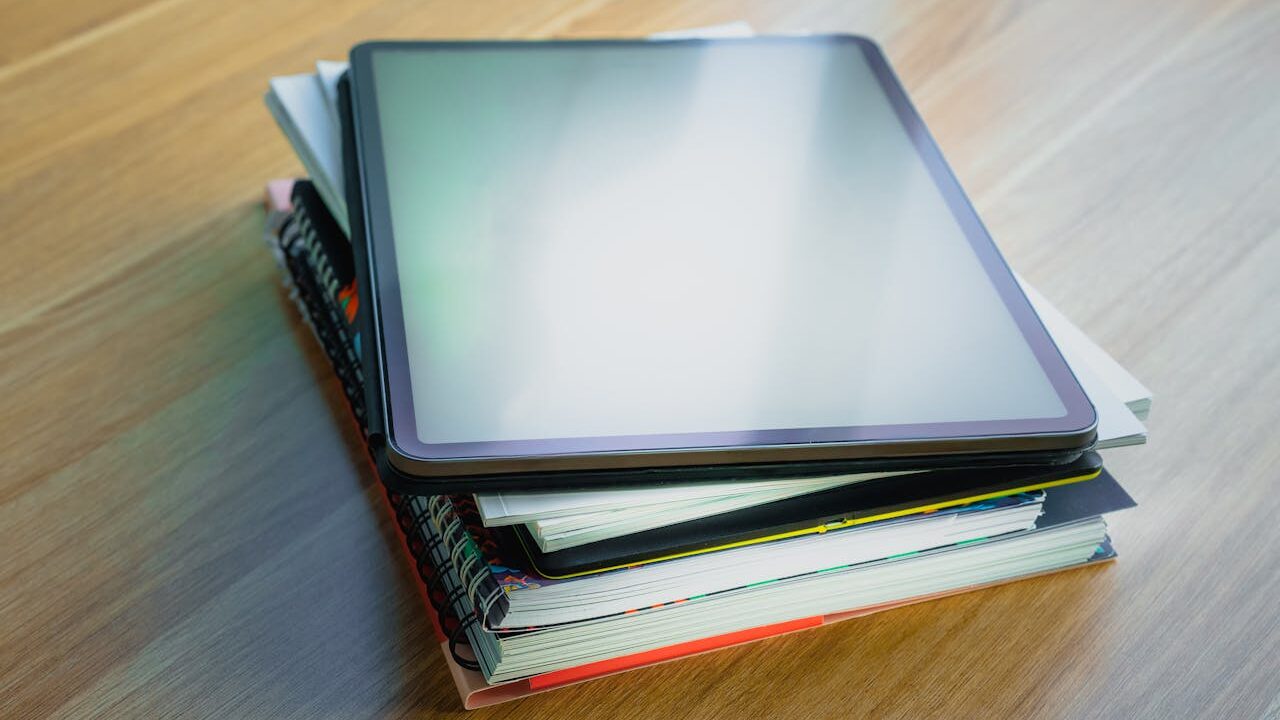 Tablet na stosie książek